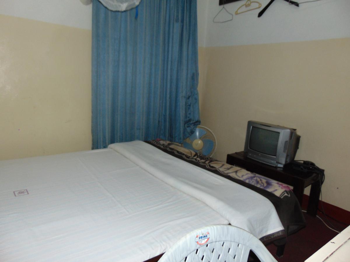 Brisk Hotel Triangle Njeru Exterior foto