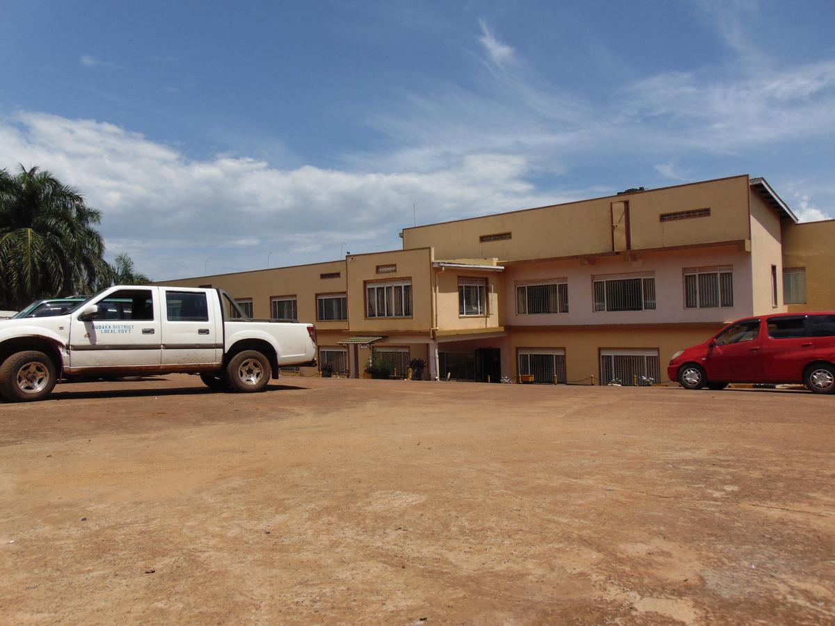 Brisk Hotel Triangle Njeru Exterior foto